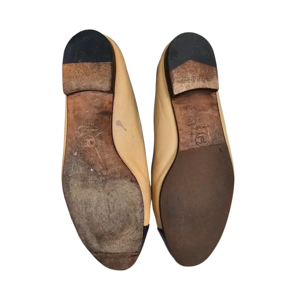 Chanel CC Cap Toe Ballet Flat Beige Tan Black Leather Slipper Size 38.5 7.5 8